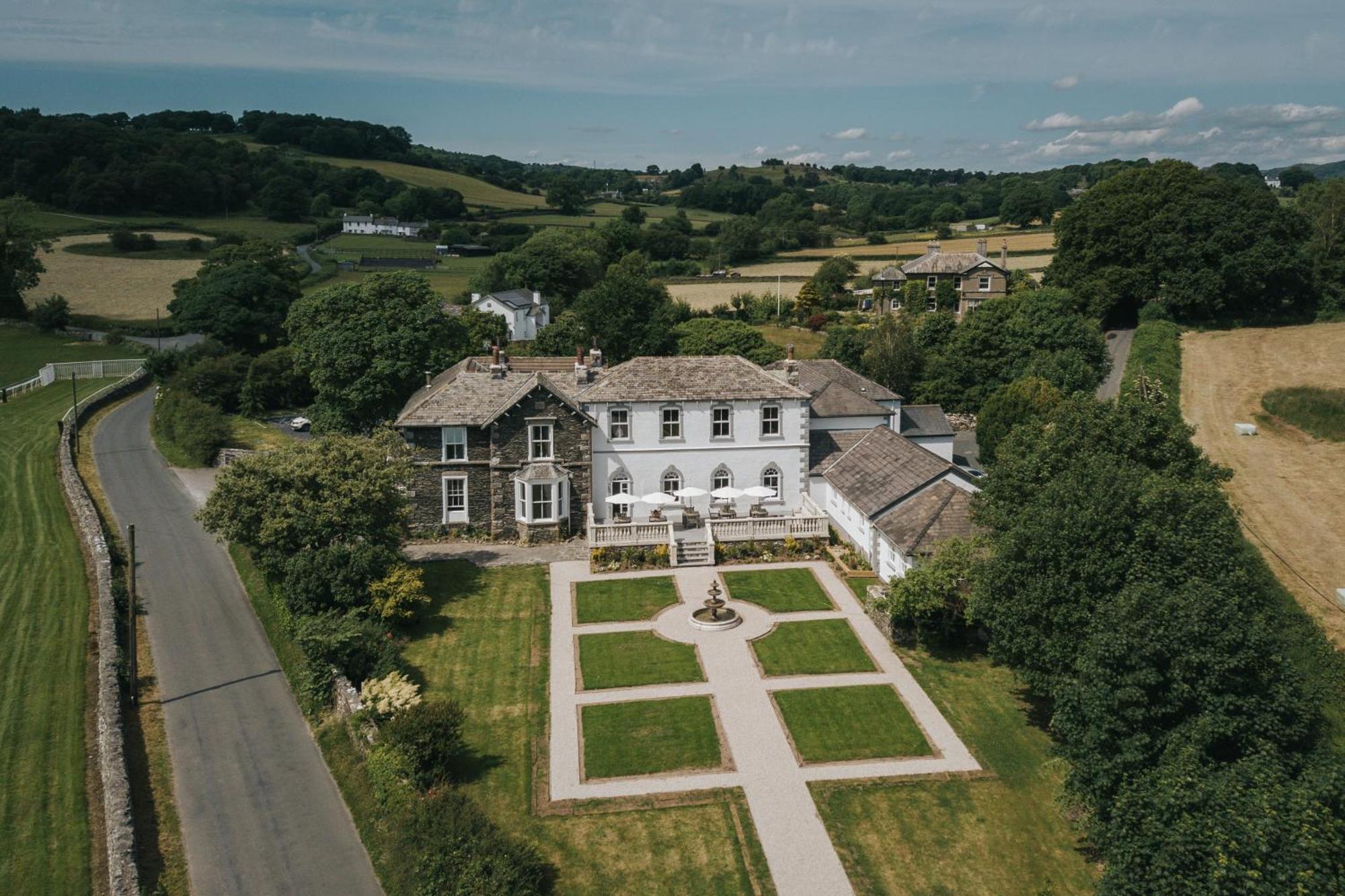 Отель Cartmel Old Grammar Экстерьер фото